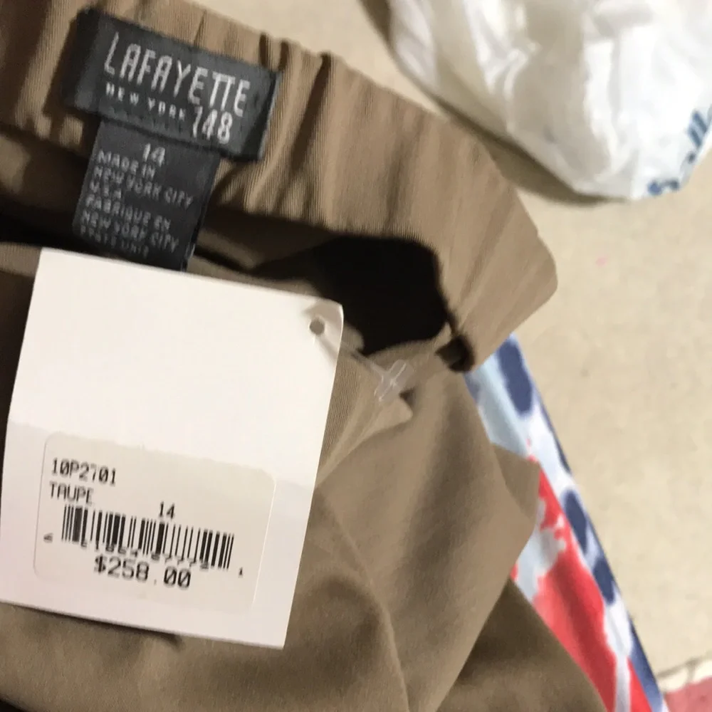 Lafayette 148 New York taupe 100% wool pants with side zipper - Picture 9 of 9